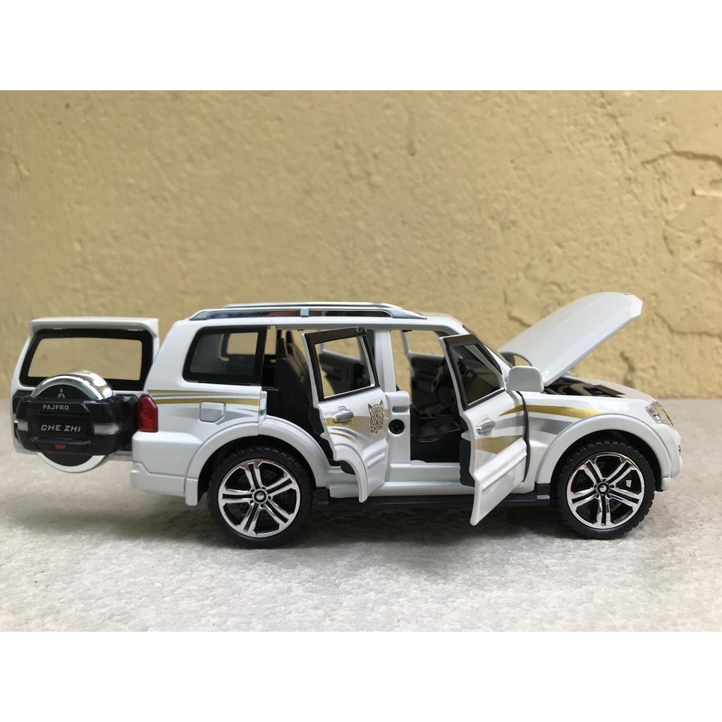 ​Mô hình xe Ô TÔ MITSUBISHI Pajero V93 1:32