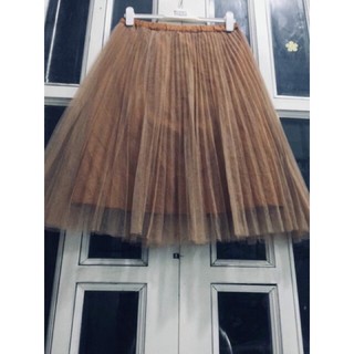 Chân váy lưới tutu dáng dài.