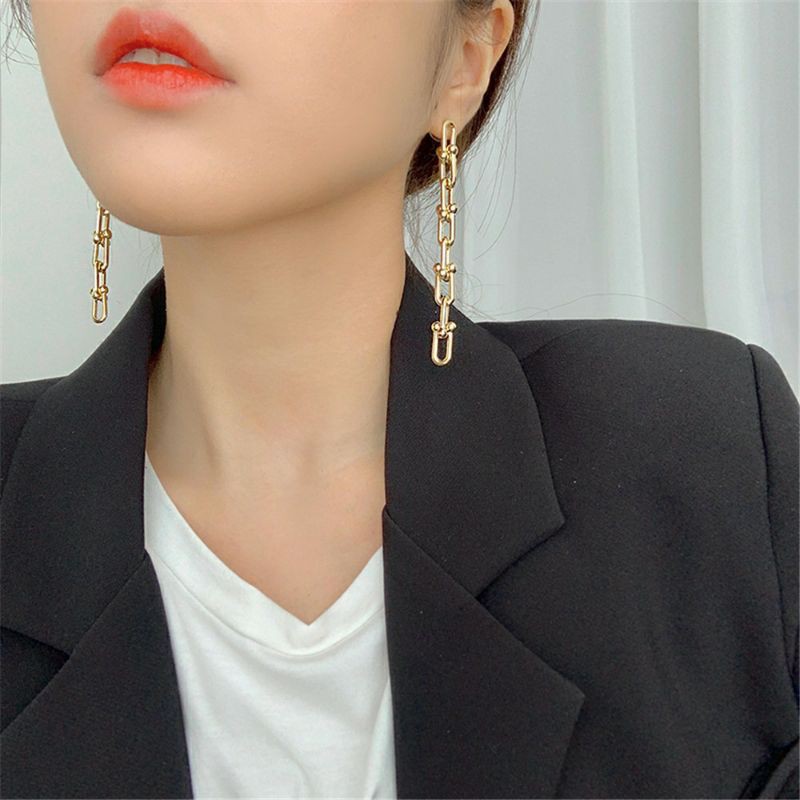 Khuyên tai mắt xích giống Rose blackpink và chị đẹp trong Penthouse