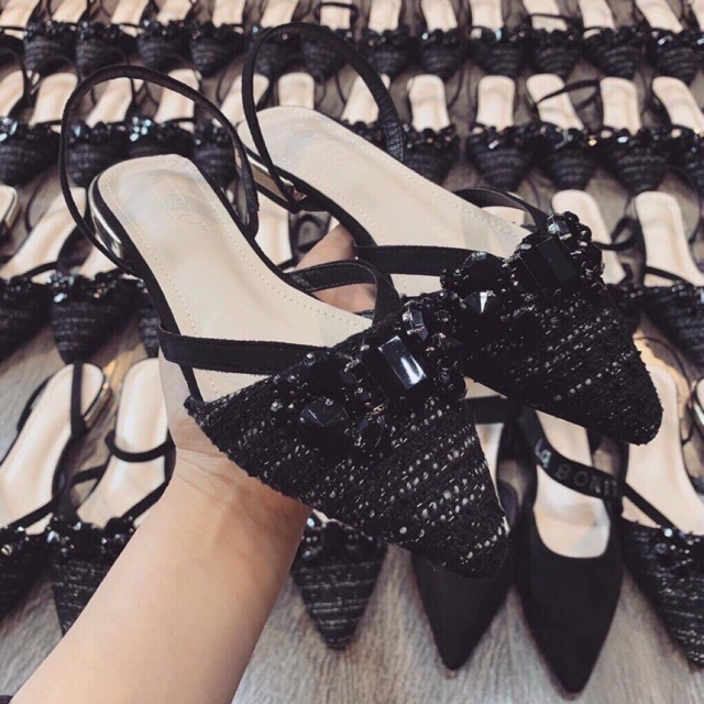 Sandal 2p. Giá 350k/ sp. Giày xinh thế này không mua hơi phí. Sang chảnh- hot hit !!! sắm sandal đi chơi thôi :)