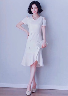 Đầm trắng đuôi cá 6 nút