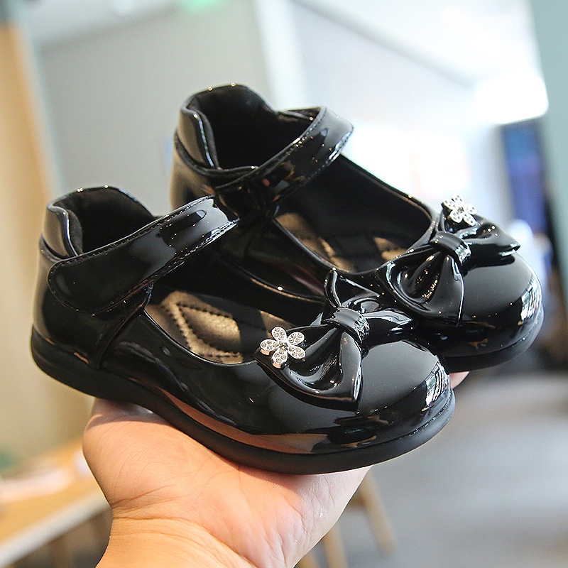 Giày Búp Bê Mary Jane 2022 Đế Phẳng Màu Đen Bóng Đính Đá Có Móc & Vòng Hoa Thời Trang Cho Bé Gái