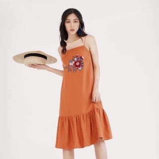 Váy Adore size M còn mới ko lỗi gì, vải mềm mát không nhăn, hoa thêu tinh tế rất đẹp Váy Adore size M còn mới ko lỗi gì,