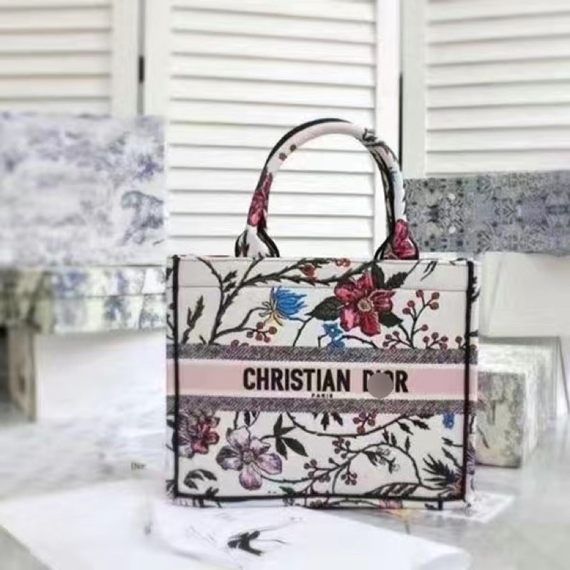 Túi xách CHRISTIAN BOOK TOTE size nhỏ hoạ tiết đặc biệt | BigBuy360 - bigbuy360.vn