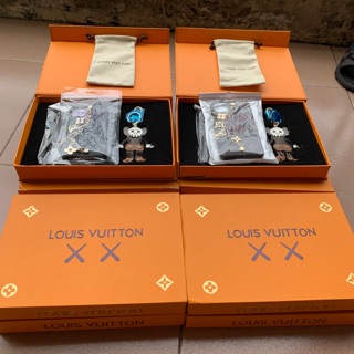 Bộ quà tặng: ốp lv + móc khoá kaws fullbox