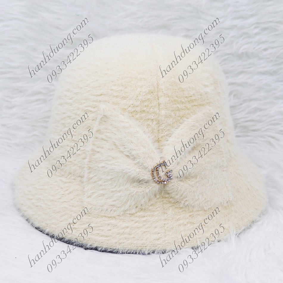 Mũ  bucket vành cụp lông xù hàng quảng châu gắn nơ kèm mặt sắt chữ G, vành rộng 5cm, phía trong có 2 dây rút phía trong