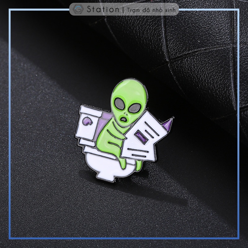Pin cài áo người ngoài hành tinh alien ngồi WC đọc báo kênh 14 - GC466