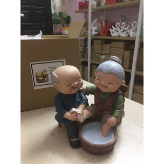 Tượng ông bà lão rửa chân a272