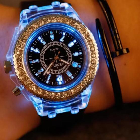 Từ From The From ★ Cayman ★ Đồng Hồ Quartz Geneva Đính Đá Có Đèn LED 87