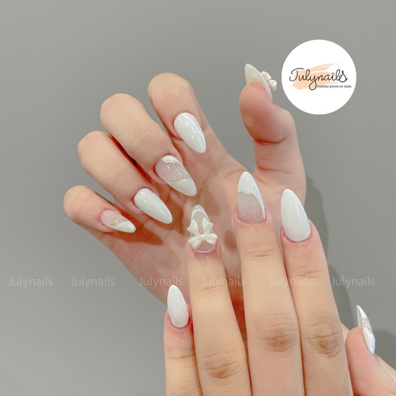 Móng Úp thiết kế màu trắng kẻ nổi dáng tròn nhọn dài đính nơ julynails.vn nb113