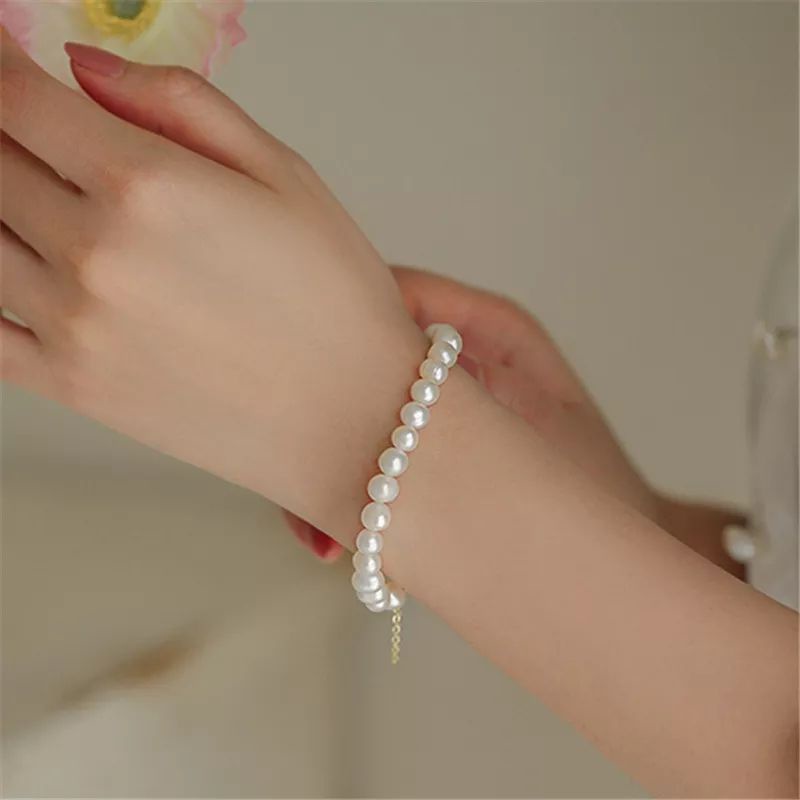 Vòng tay nữ chuỗi hạt trắng kết hợp charm tài lộc mang lại sự may mắn