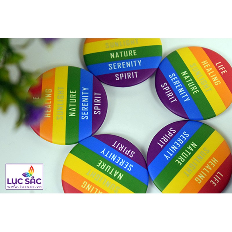 Huy hiệu LGBT Lục Sắc cài áo có chữ – TT018