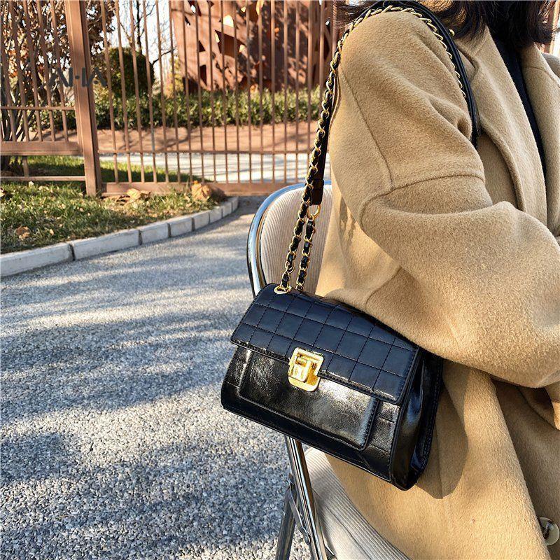 Túi xách AHA official phối dây xích dễ phối đồ thời trang cho nữ