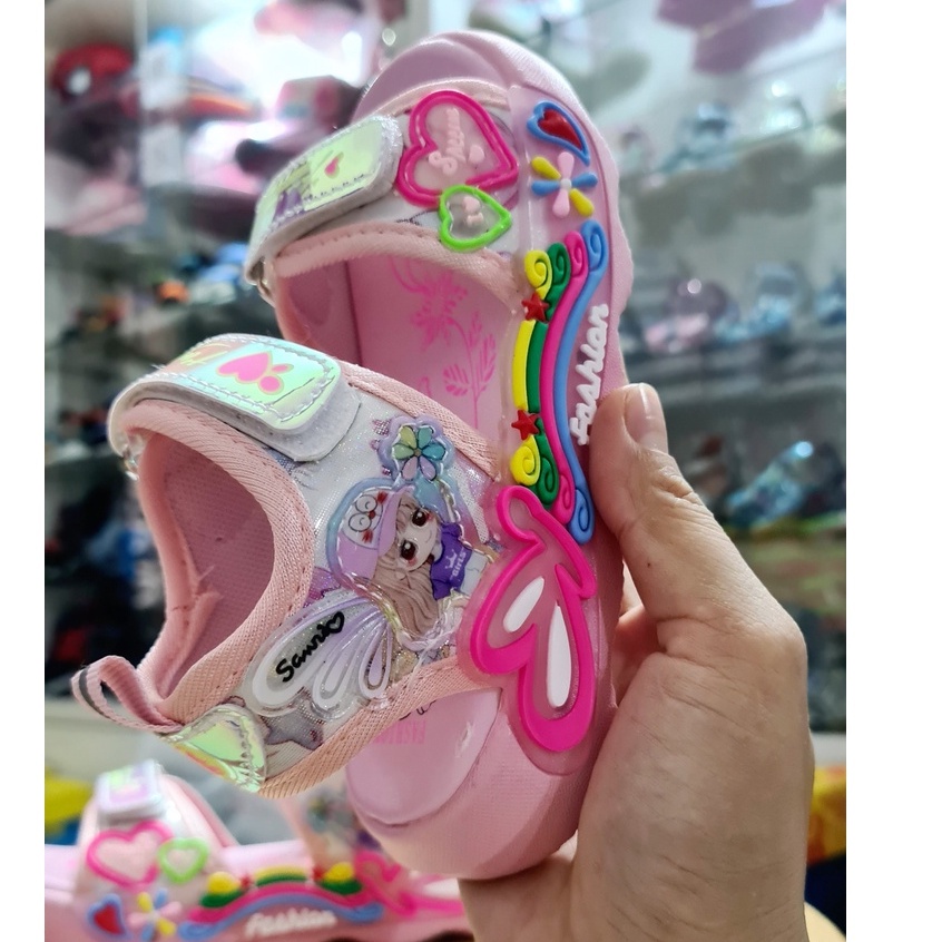 Giày sandal bé gái dép quai hậu có đèn kiểu dán màu hồng họa tiết cô bé dễ thương phù hợp cho trẻ em 2 -12 tuổi đi học