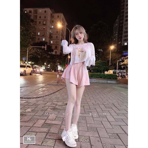 Set áo croptop dài tay cổ tròn in hình gấu phối quần ngắn xoè TT3107