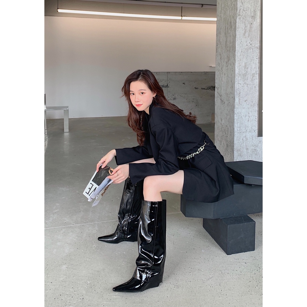 Giày bốt cổ cao tới gối mũi nhọn đế nêm gót trung bình phối xếp ly phong cách 2021 cho nữ | BigBuy360 - bigbuy360.vn