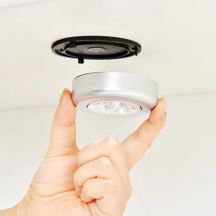 Đèn LED dán tường loại 4 bóng chạy bằng pin - Đèn dán tủ quần áo, phòng ngủ không cần cắm điện tiện lợi