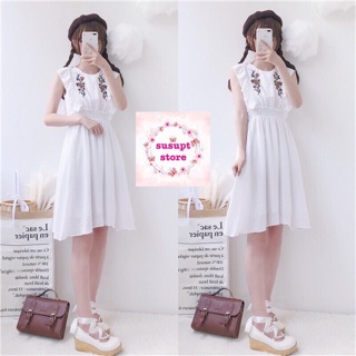 Đầm trắng thêu hoa bèo xoè