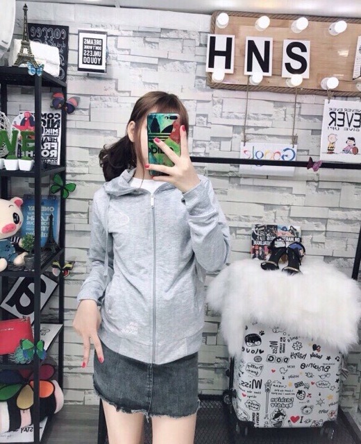 Áo khoác nữ da cá chống nắng form dài thêu chữ lim táo | BigBuy360 - bigbuy360.vn