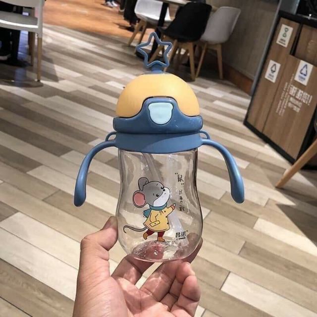 Bình nước cho bé có ở hút và dây đeo