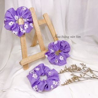 Dây buộc tóc scrunchies hoa trắng nền tím