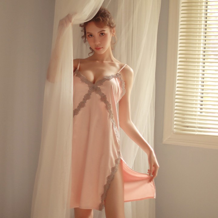Váy ngủ sexy hai dây phối ren chéo ngực xẻ lai gợi cảm với màu hồng da ngọt ngào