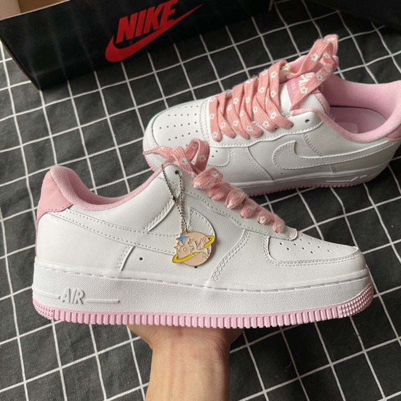 Giày Thể Thao AF1 Nữ Bản Cao Cấp Trắng Đế Hồng Hoa Cúc Dây Pink White - Giày Tốt Official