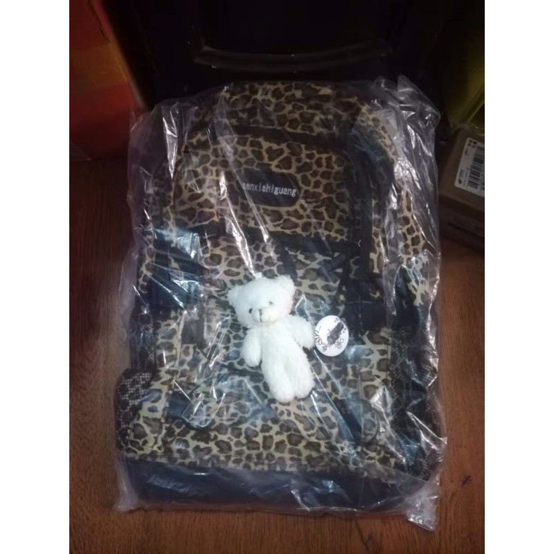 Balo hoạ tiết da báo cá tính kèm gấu