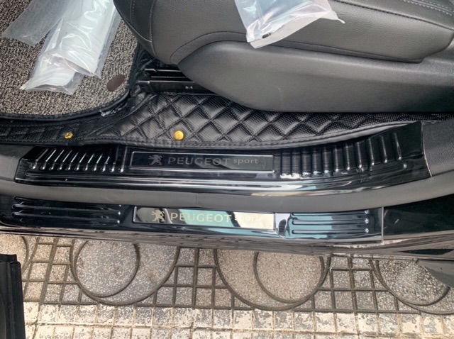 Bộ Ốp Bậc Cửa, Nẹp Bước Chân Trong Ngoài Xe Peugeot 5008, chất liệu Titan