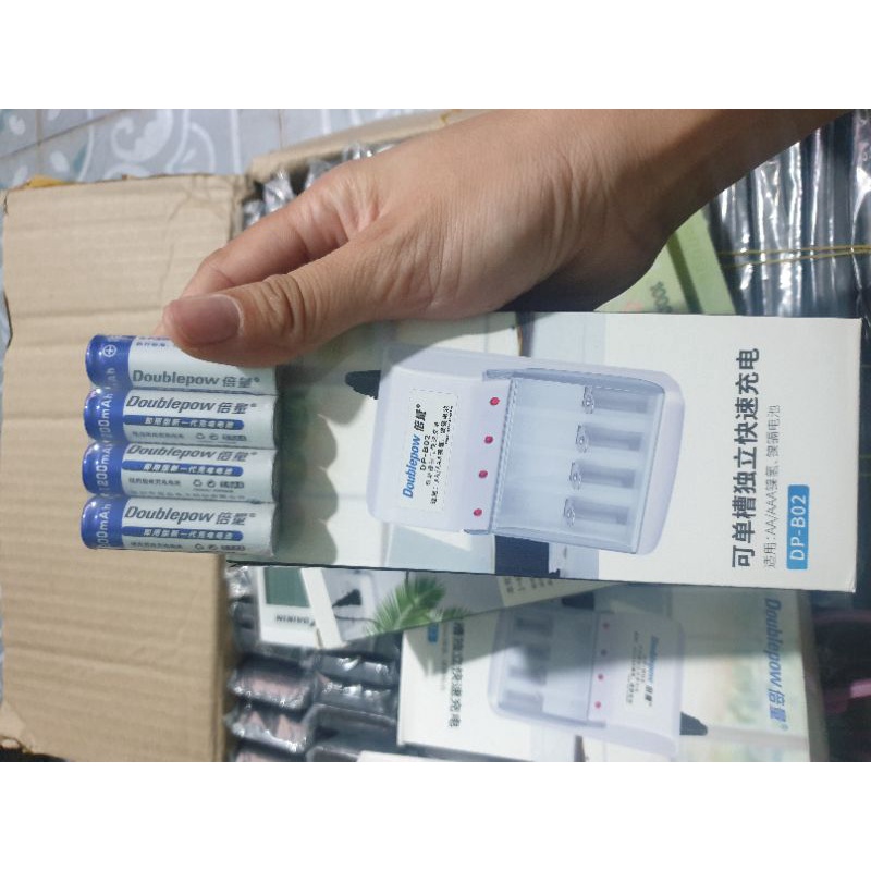 Bộ xạc pin AA 1200mhz bao gồm xạc và 4 viên pin xạc