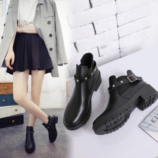 Boots đen dây cài nạm đinh tán