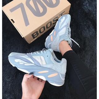 Giày v2 700 static
