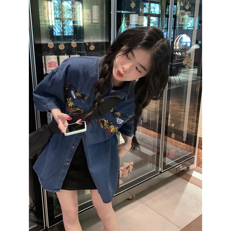 Áo Sơ Mi Denim Tay Ngắn Dáng Rộng Thêu Hình Gấu Phong Cách Hong Kong Cho Nữ