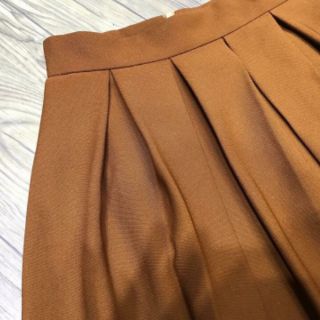 Chân váy xếp ly dáng dài qua gối