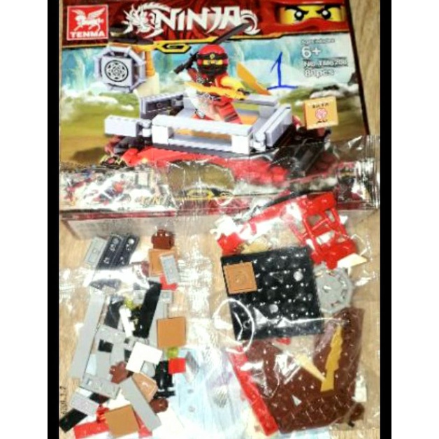 Lắp ráp 1 hộp LegoNinja 6208 có nhiều chi tiết bằng nhựa ABS