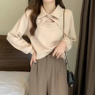Áo croptop cổ bẻ hở ngực cá tính