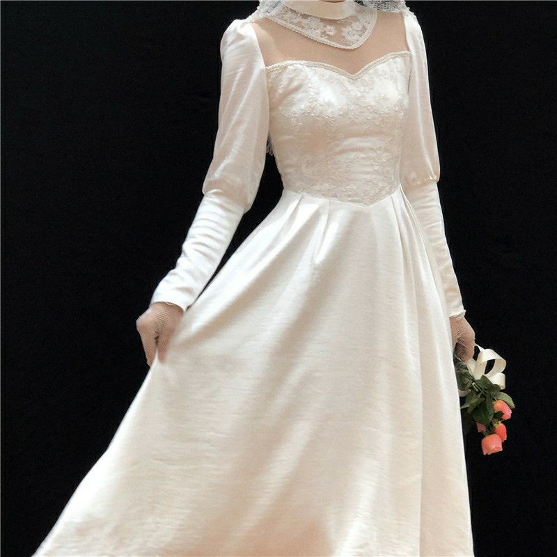 Váy cô dâu phối cổ thêu ren lưới hơi hướng phương Tây