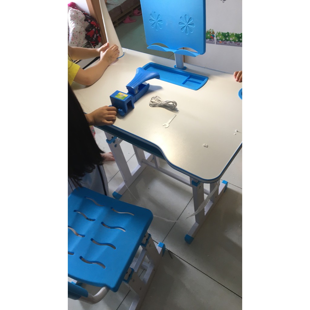 Bàn học cho bé,Bàn học trẻ em chống gù, chống cận. Tặng kèm đèn + giá đọc sách + chống cằm