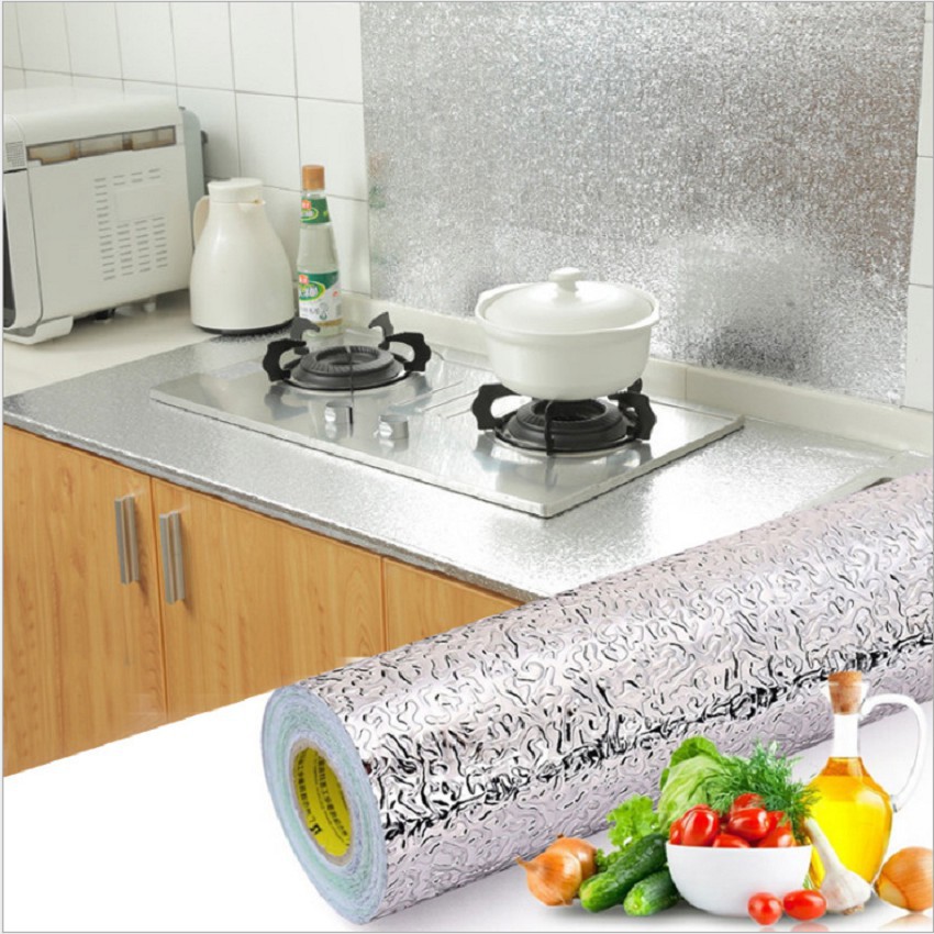 Miếng dán phủ bạc chống dầu mỡ nhà bếp cực kì tiện lợi, giúp khu bếp lúc nào cũng sạch sẽ.