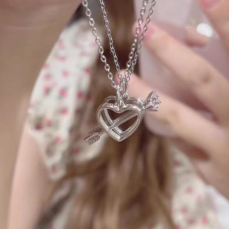 Dây Chuyền Mặt Hình Thần Tình Yêu Cupid Đính Đá Kim Cương Màu Hồng Xuyên Qua Trái Tim