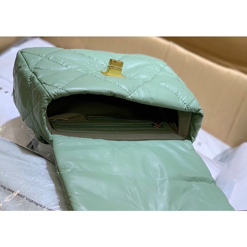 Túi ô trần khoá xoay chất da mới