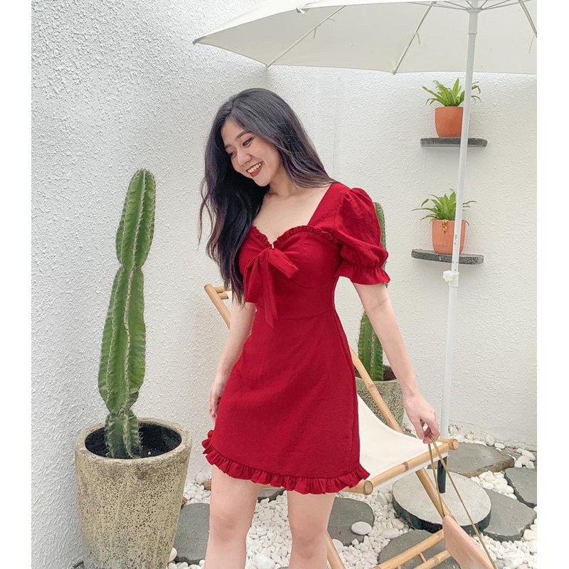 ĐẦM ĐỎ NƠ NGỰC