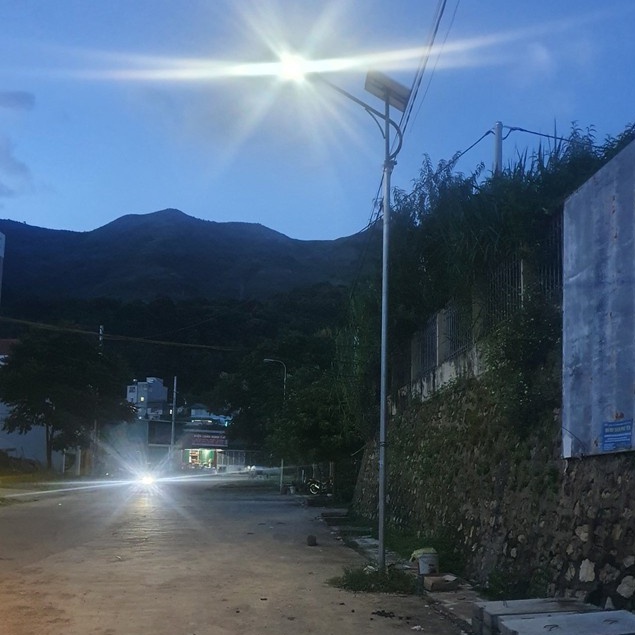 Đèn Đường Năng Lượng Mặt Trời cao cấp SUNTEK LED Solar Street Light S5 200W - Hàng Chính Hãng - Bảo hành 3 năm 1 đổi 1