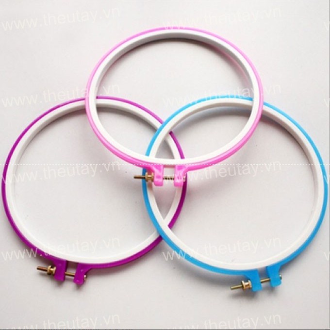 KHUNG TRÒN NHỰA THÊU TRANH C8006