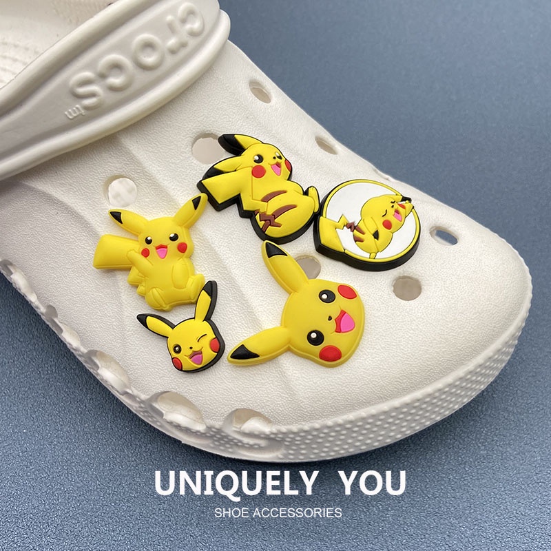 Dép crocs / jibbitz charms Họa Tiết Hoạt Hình Pikachu Thời Trang Trang Trí