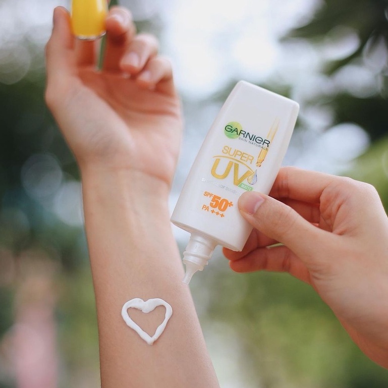 Kem Chống Nắng Garnier Làm Sáng Da Tự Nhiên Light Complete Super UV Natural 30ml