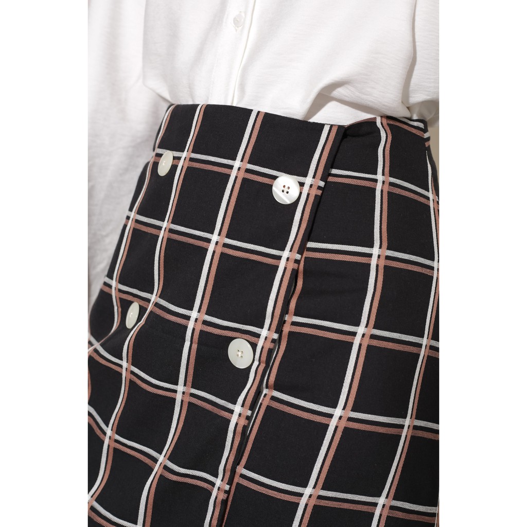 Chân váy nữ kẻ ô đính nút thời trang GAGO button front checked mini skirt màu đen GO3199 | BigBuy360 - bigbuy360.vn