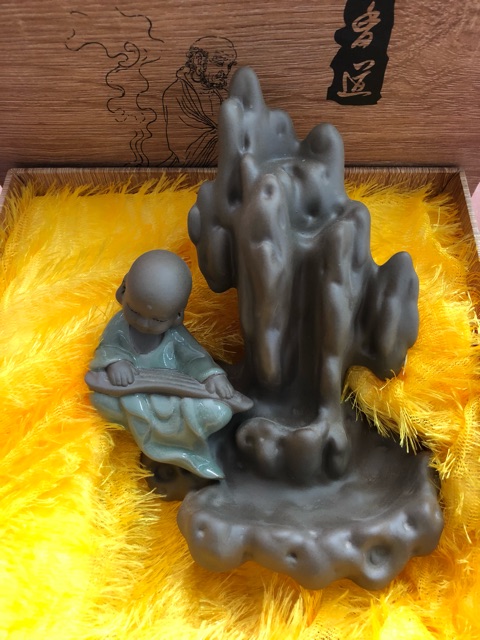 Thác khói trầm hương chú tiểu đàn núi