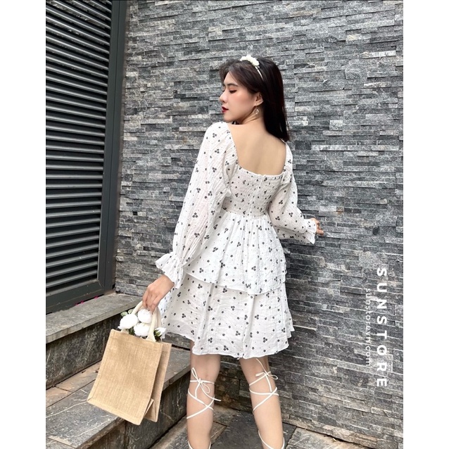 Đầm hoa nhí hở lưng dáng ngắn mini váy xoè xếp tầng tay dài phía sau lưng chun chất vải đũi mặc siêu mát màu trắng
