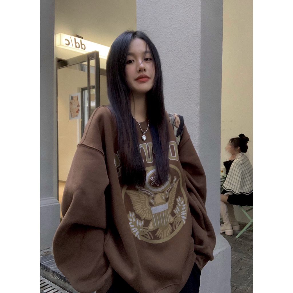Áo sweater nữ tay dài cổ tròn dáng rộng in hình huy hiệu phong cách Hàn Quốc | BigBuy360 - bigbuy360.vn